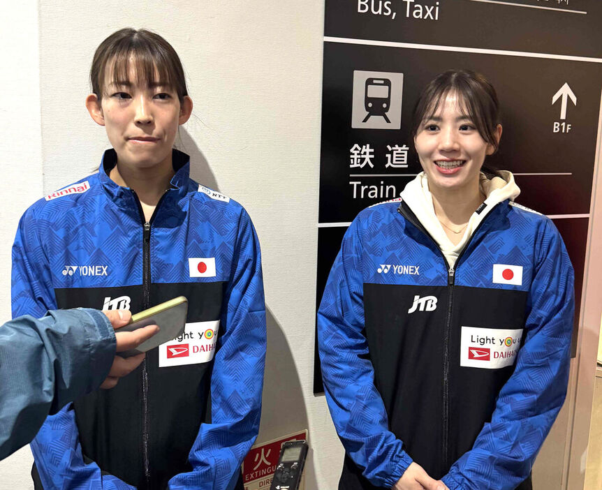 バドミントンのワールドツアーファイナルズから帰国した志田千陽（右）と松山奈未