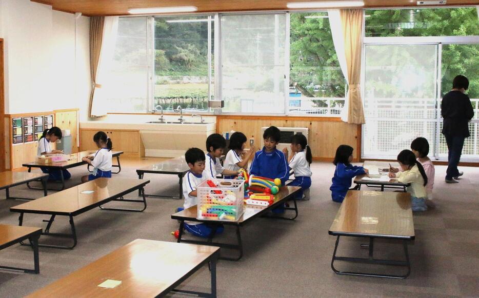 学童保育を利用する小学生ら＝10月中旬