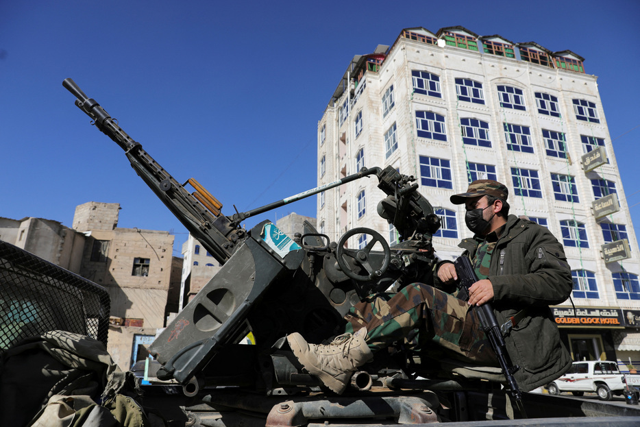 １２月２４日、イスラエルは欧州の在外公館に対し、イエメンの親イラン武装組織フーシ派のテロリスト組織指定を働きかけるよう指示した。写真はイエメン・サヌアで１８日に行われたフーシ派の軍事パレードで撮影（２０２４年　ロイター/Khaled Abdullah）