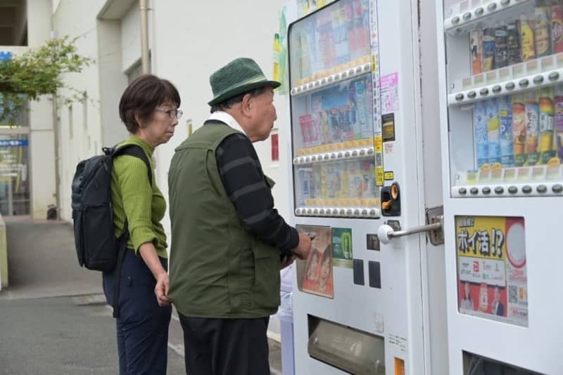 自販機で飲み物を買う袴田さん＝２０２４年１０月２６日、静岡県磐田市