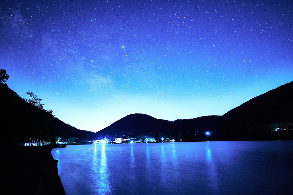 湖上に広がる煌びやかな星空