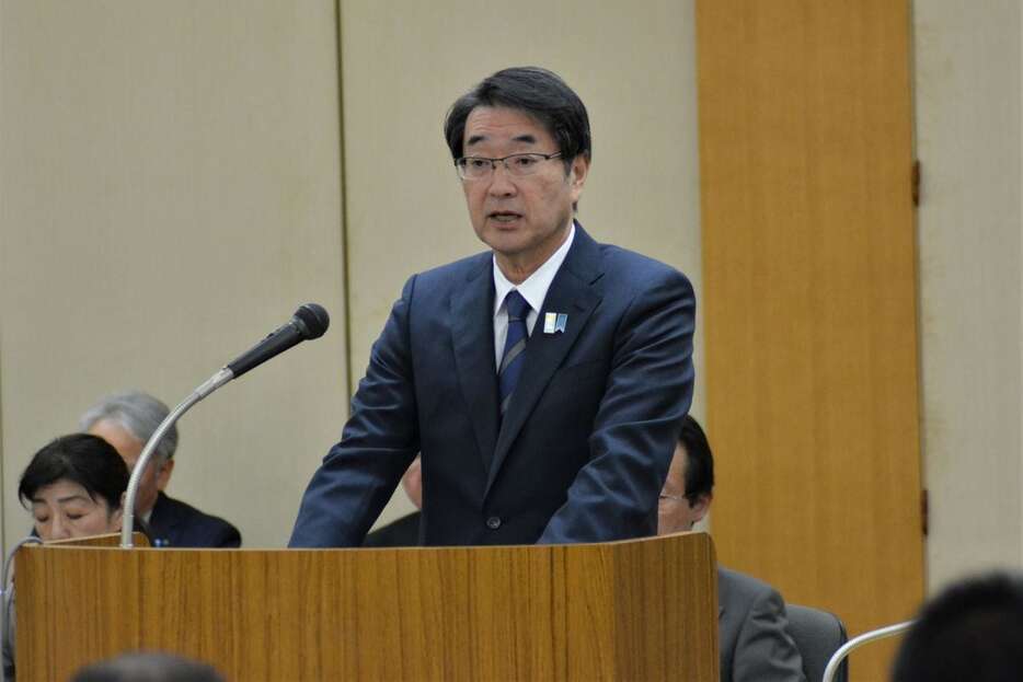 新潟市議会の全員協議会で自身の体調について説明する中原八一市長＝3日午前、同市役所（本田賢一撮影）