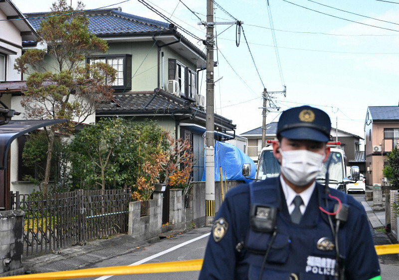 規制線が張られた容疑者宅周辺＝北九州市小倉南区で2024年12月19日午後0時56分、平川義之撮影