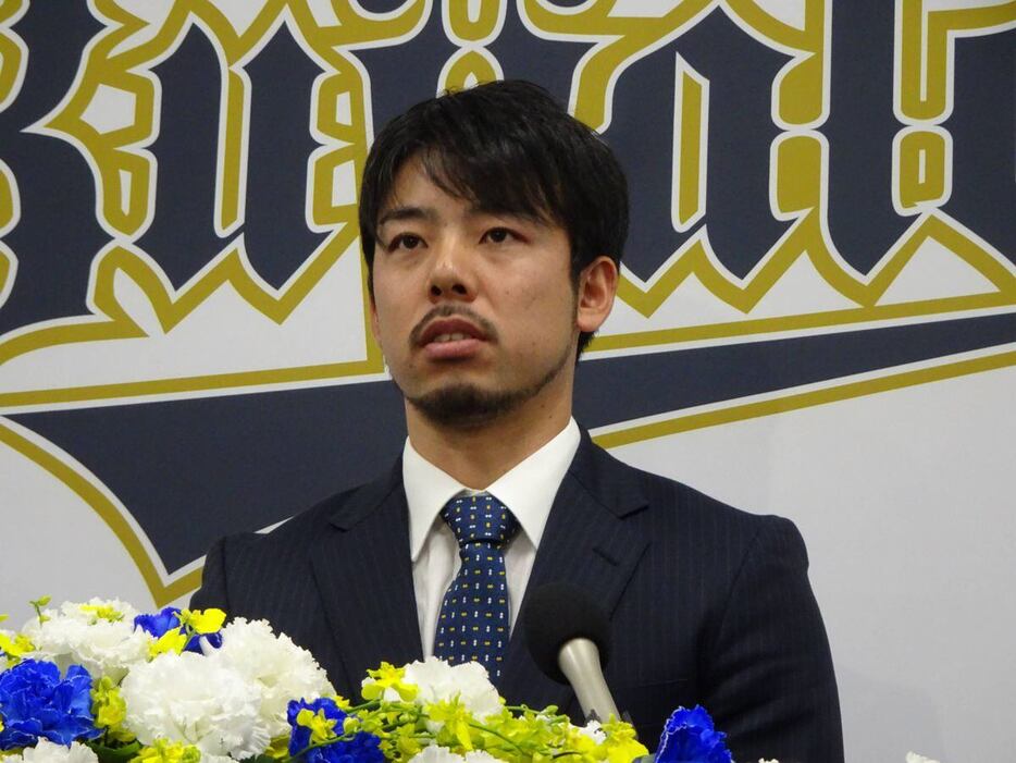 入団会見を行った西武から現役ドラフトで移籍したオリックス・本田圭佑投手＝大阪・此花区