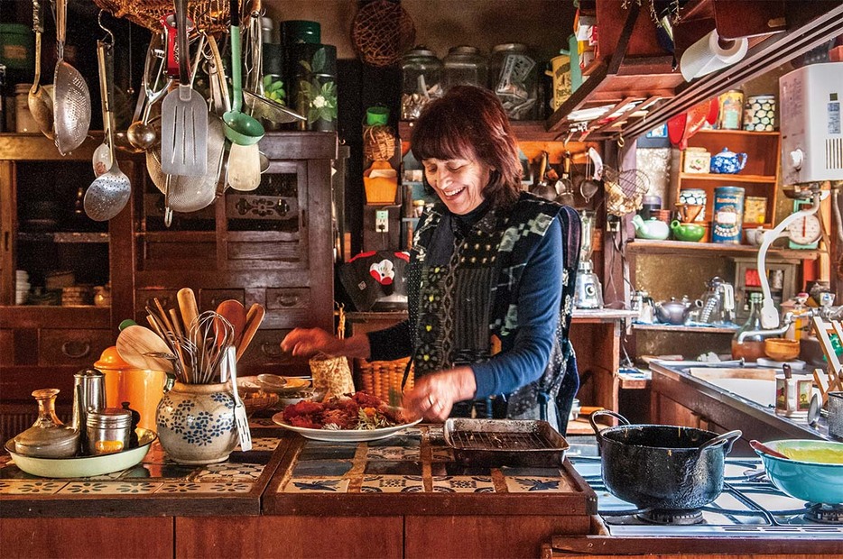 梶山さんが窓を作り、光が差し込むようになった台所。棚にはドライハーブの入った缶が並ぶ（2013年撮影／写真提供：梶山正）