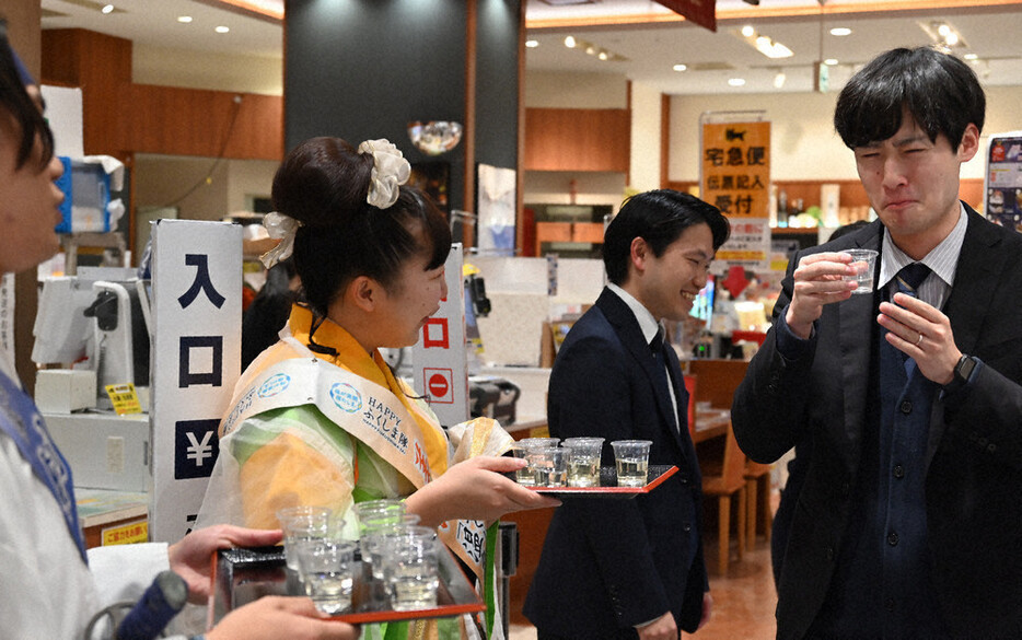 振る舞われた新酒を味わう県観光物産館の来店者＝福島市三河南町の同館で２０２４年１２月５日午後４時３５分、錦織祐一撮影