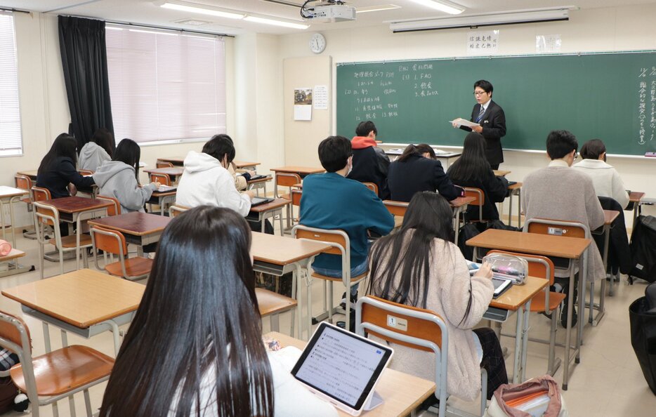 自由な座席や服装で授業に臨む並木学院福山高の生徒たち