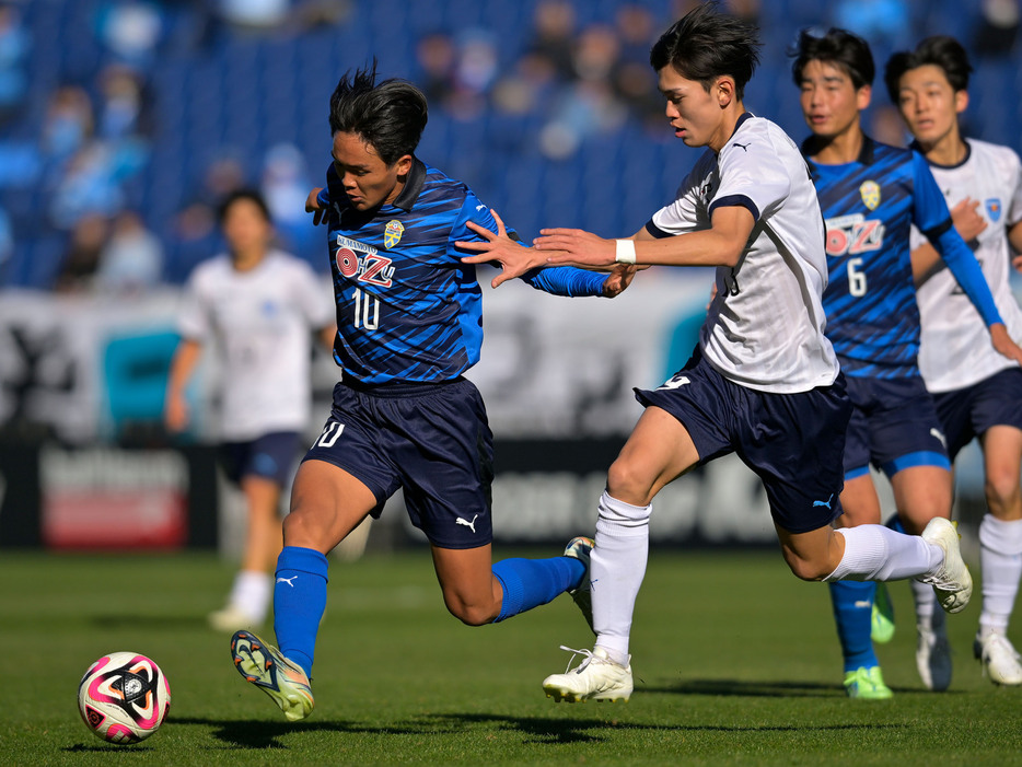 大津高のU-19日本代表候補MF嶋本悠大(3年=ブレイズ熊本出身、清水内定)は攻守で奮闘し、日本一に(Koki NAGAHAMA/GEKISAKA)