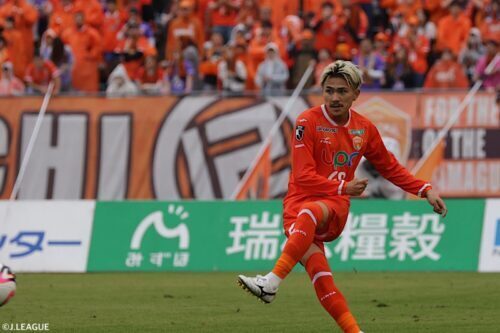 横浜FCは16日、左SB新保海鈴の完全移籍加入を発表 [写真]＝J.LEAGUE via Getty Images