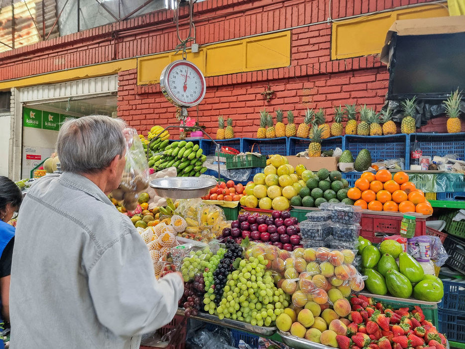 　１２月６日、国連食糧農業機関（ＦＡＯ）が発表した１１月の世界食料価格指数は１２７．５と、２０２３年４月以来の水準に上昇した。写真はコロンビアのボゴタ で１日撮影（２０２４　ロイター／Luis Jaime Acosta）