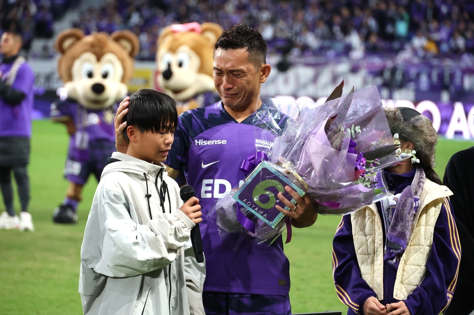 試合後の引退セレモニーでは息子と娘からのメッセージも。青山は涙が止まらなかった（写真◎石倉利英）