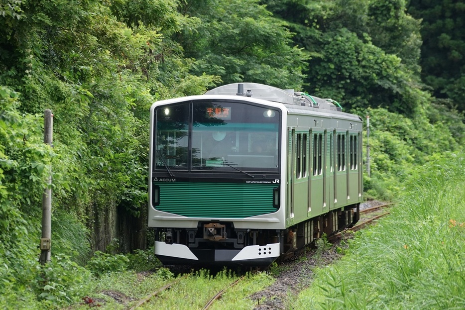 JR烏山線のEV-E301系「ACCUM」は蓄電池を搭載する。非電化路線であるが、終点には一部に架線があり、パンタグラフを上昇させて充電する（画像：写真AC）。