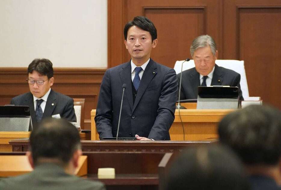 再選後初の兵庫県議会で提案説明を行う斎藤元彦兵庫県知事＝3日、神戸市中央区（南雲都撮影）