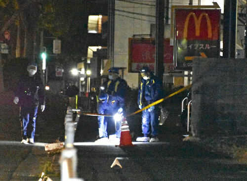 現場の店舗付近を調べる捜査員ら（１４日午後１１時１５分、北九州市小倉南区で）＝矢野裕作撮影