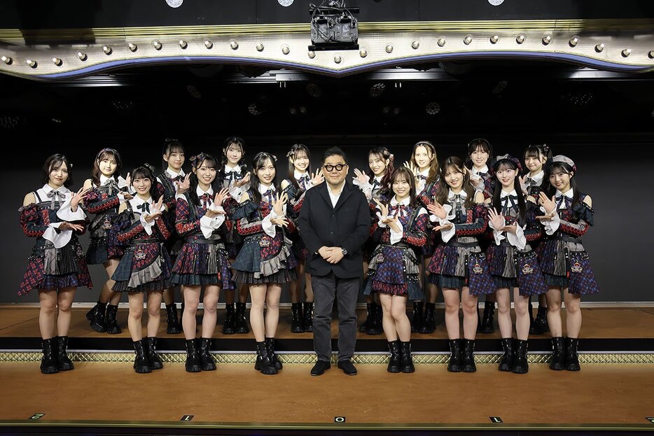 ＡＫＢ４８新公演初日メンバー１６人と秋元康氏