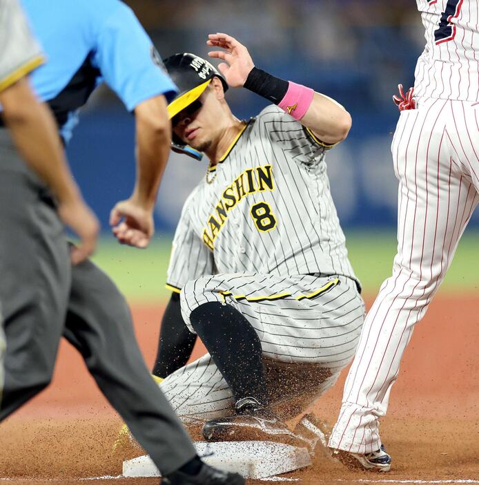 　８月８日のヤクルト戦、大山の打球で三塁へすべり込む佐藤輝