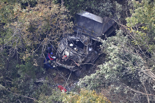 乗用車と衝突し斜面に転落したダンプカー（１１月１２日、広島市安佐南区で、読売ヘリから）＝宇那木健一撮影