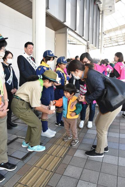 全国一斉に始まった歳末たすけあい運動の募金活動＝１日午後、宮崎市・宮崎山形屋前