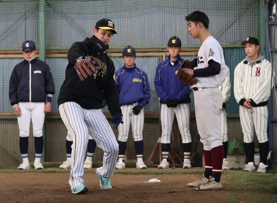 高校球児を指導する阪神・大竹耕太郎＝熊本市内のグランド（撮影・渋井君夫）