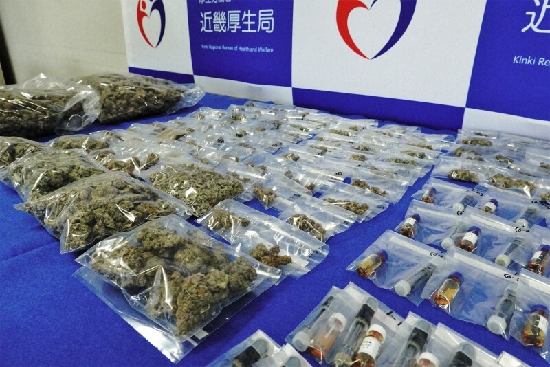 近畿厚生局麻薬取締部が押収した大麻リキッドや乾燥大麻＝大阪市中央区で2024年12月12日午前10時23分、岩本一希撮影