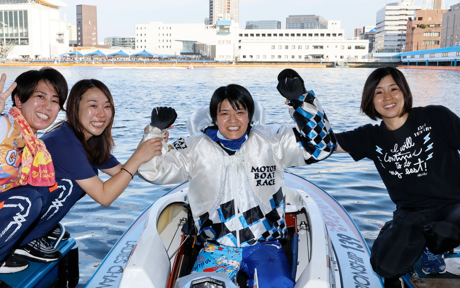 夏のレディースチャンピオンで連覇を果たし、仲間の祝福を受ける遠藤エミ（左から落合直子、今井美亜、遠藤、樋口由加里）