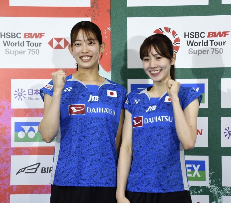 バドミントン女子ダブルスの志田千陽（右）、松山奈未組＝8月19日、横浜アリーナ