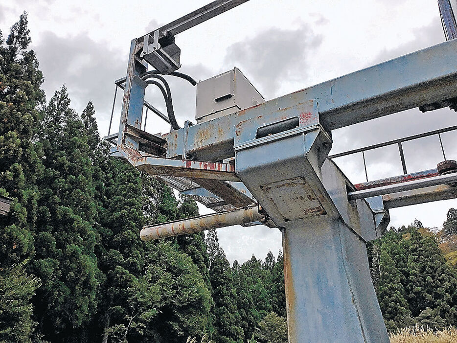 電気ケーブルが盗難被害に遭ったゲレンデのリフト設備＝１１月、白山市白峰の白峰アルペン競技場