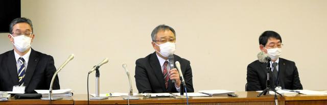 会見する小樽市教育委員会の中島正人教育長（中）ら=2024年12月25日午後、北海道小樽市役所、上地兼太郎撮影