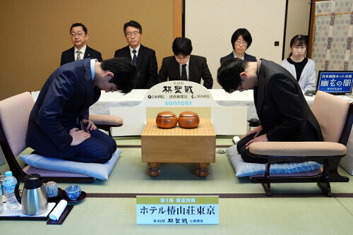 礼に始まり、礼に終わる囲碁の対局（第４８期棋聖戦七番勝負、一力遼棋聖（左）と挑戦者・井山裕太王座の対局より）