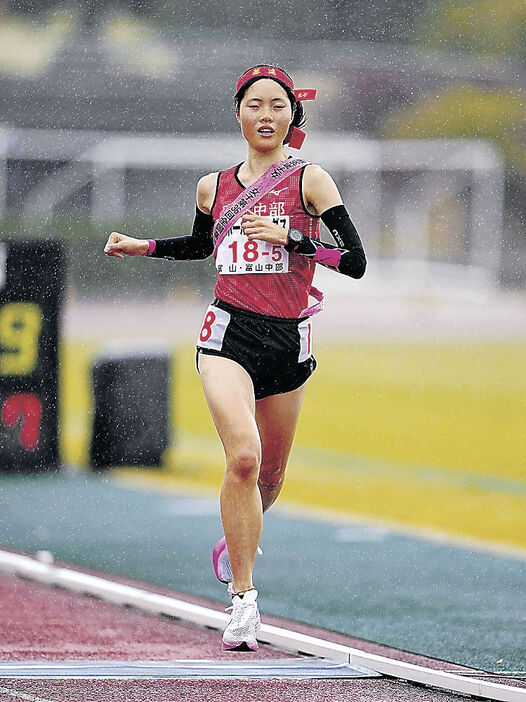 ゴールする女子・富山中部のアンカー髙倉