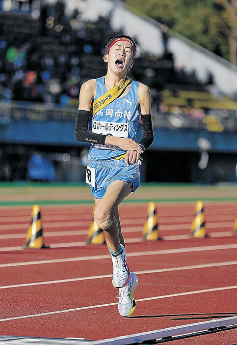 ゴールする男子・高岡向陵のアンカー米澤＝たけびしスタジアム京都