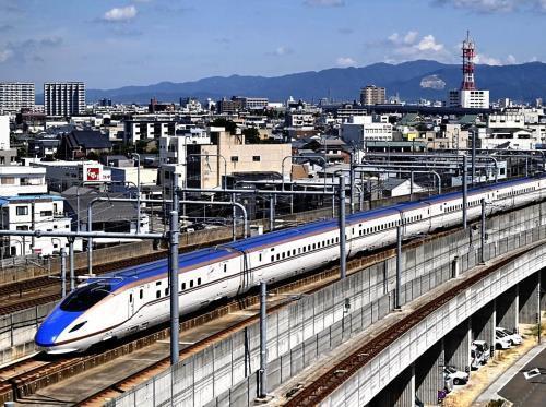 北陸新幹線（９月１３日、福井市の福井駅付近で）