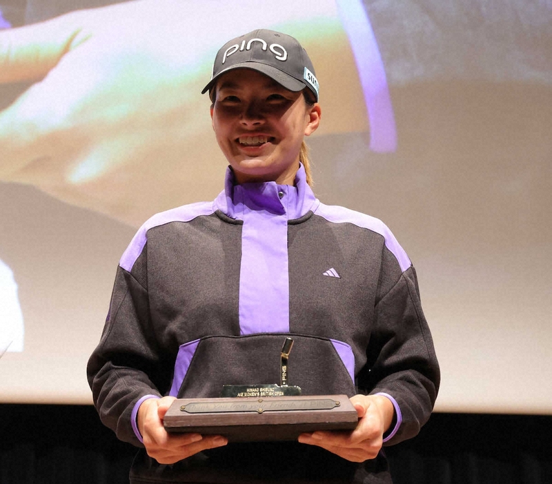 全英女子オープン優勝純金パターを贈呈された渋野（撮影・大城　有生希）