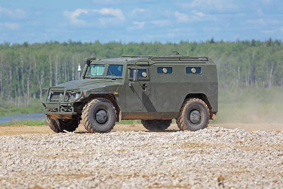 ロシア製ティーグル歩兵機動車。2015年6月、ロシア西部アラビノの演習場（ID1974 / Shutterstock.com）