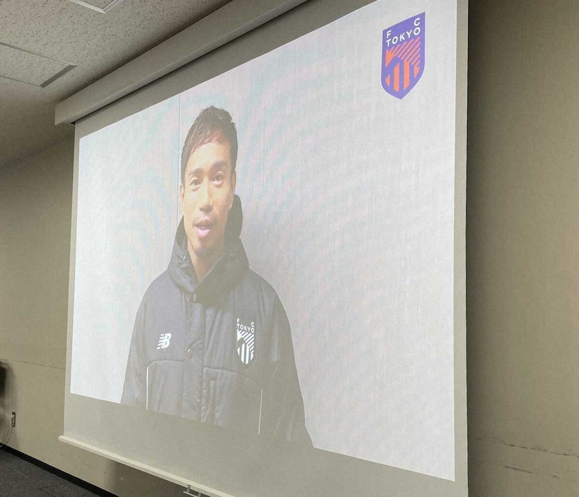 ＜明大サッカー部Jリーグ内定者会見＞メッセージ動画にサプライズ登場したFC東京の長友