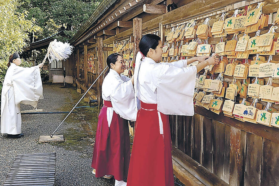 絵馬を取り外す巫女=羽咋市の気多大社