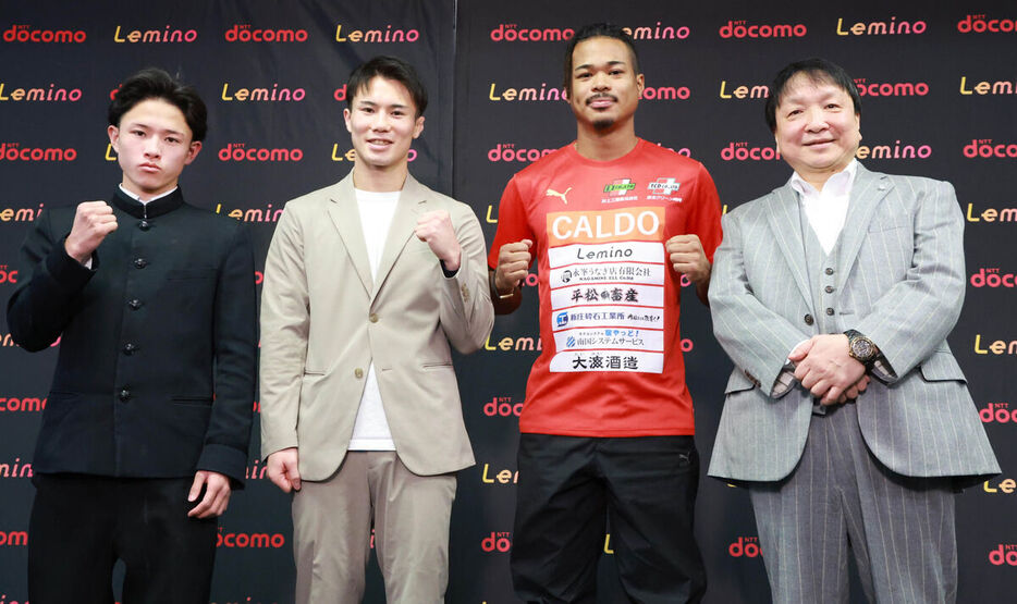 アマチュアボクシングの３選手とサポート契約した大橋会長（右端＝カメラ・堺　恒志）