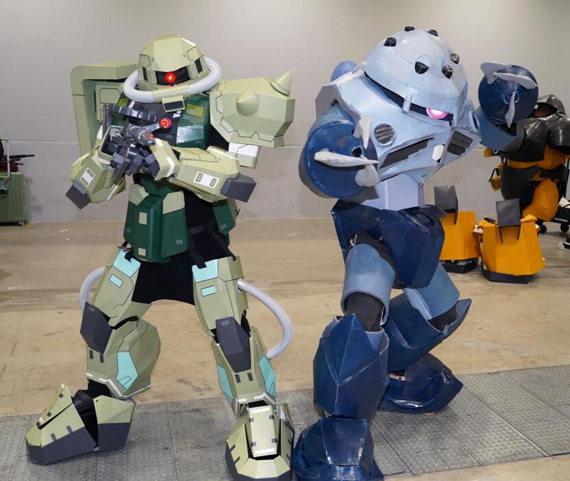 「機動戦士ガンダム」のザクII（左）とズゴックのコスプレーヤー