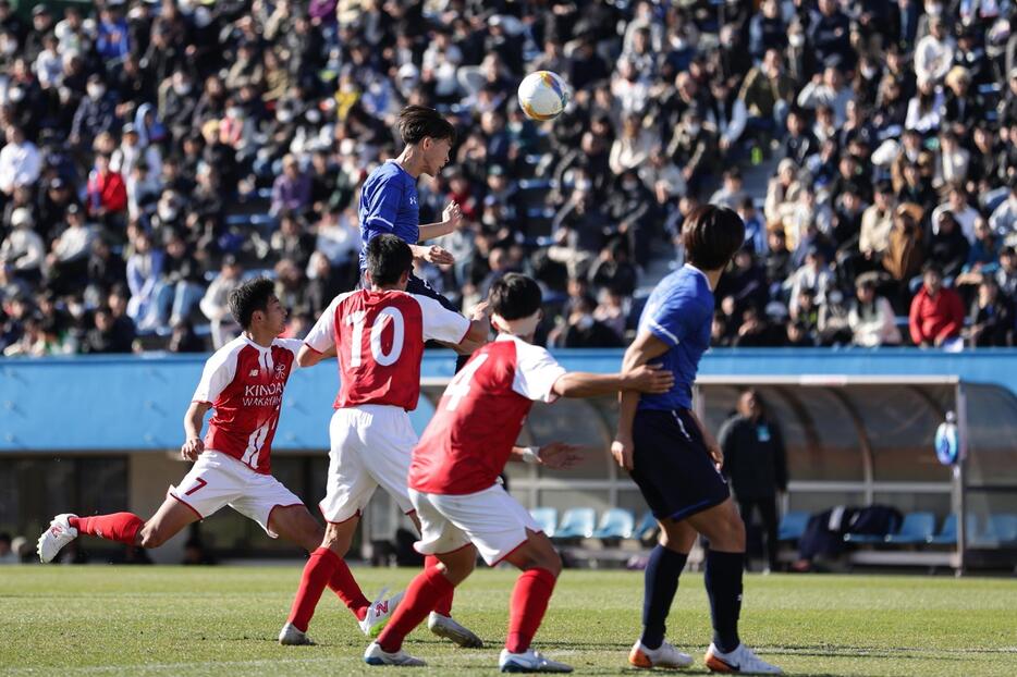 CKから菅野がヘッドで先制点を奪った明秀日立が勝利した（写真◎金子悟）