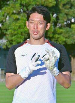 ＧＫの魅力などを語る権田修一＝東風平運動公園サッカー場（伊集竜太郎撮影）