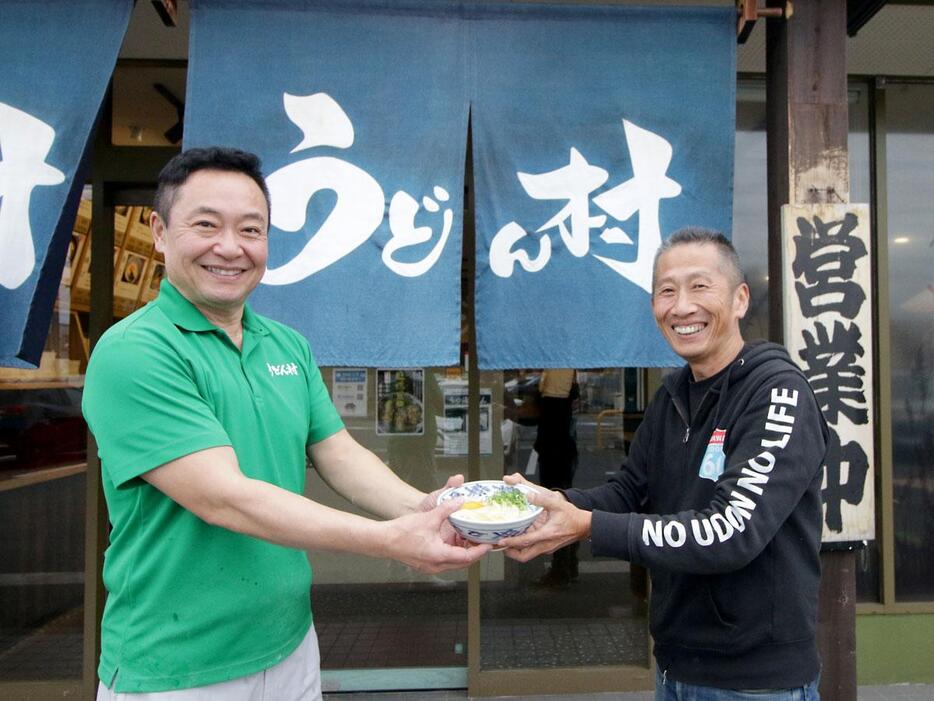 讃岐うどん店「うどん村」の先代・大山雅弘さんと引き継いだ有吉輝芳さん