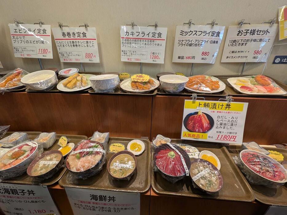 サンプルを見ながら、食券を買う列を待ちます