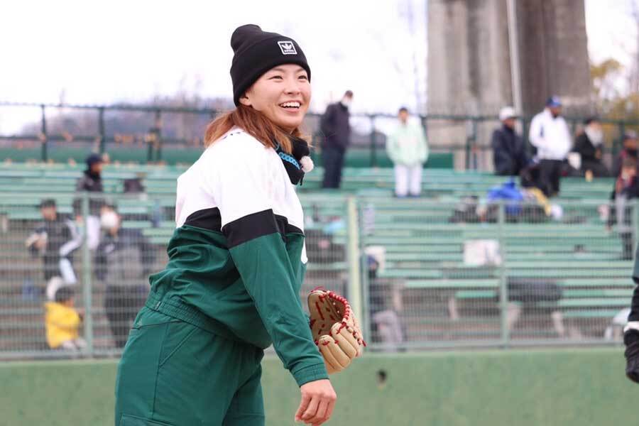 主催するソフトボール大会でキャッチボールをする渋野日向子【写真：浜田洋平】