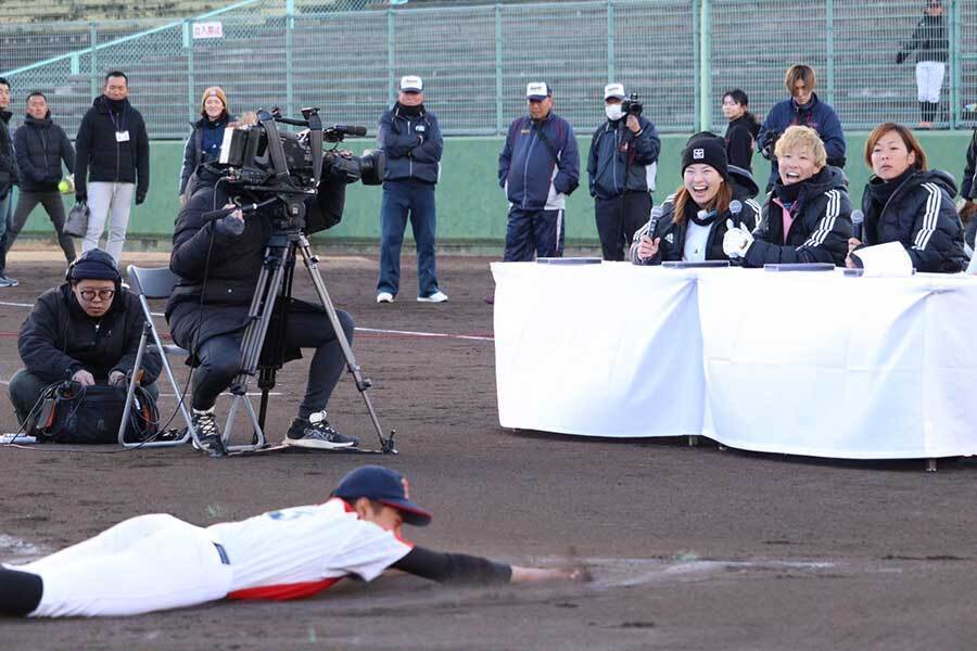 ベースランニング大会でヘッドスライディングした選手に喜ぶ渋野ら（右奥）【写真：浜田洋平】