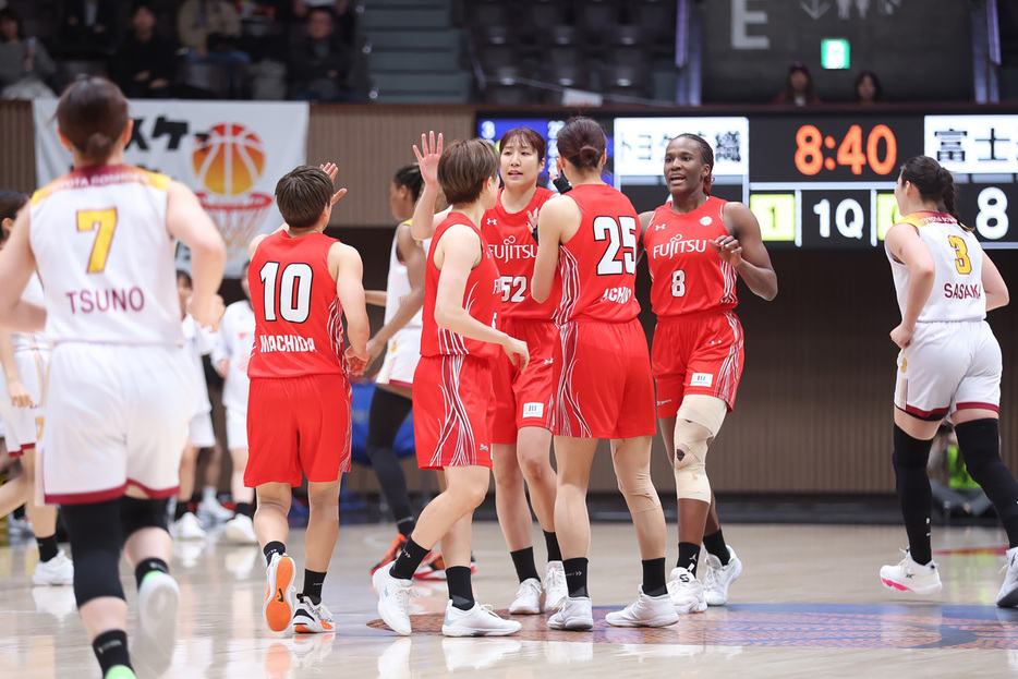 富士通がトヨタ紡織を退ける