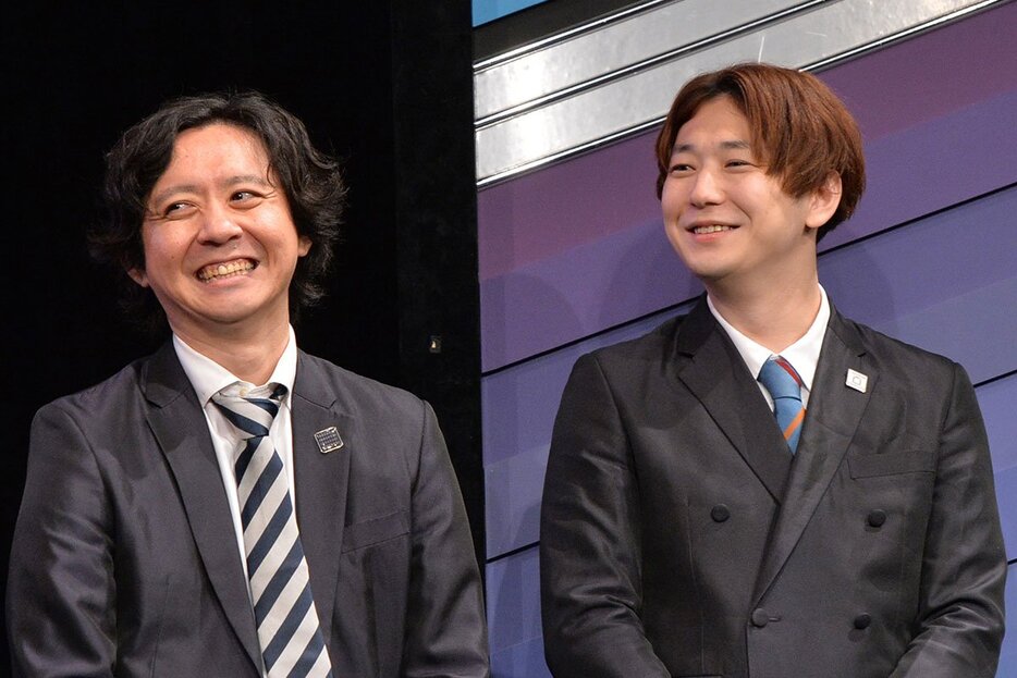 左からお笑いコンビ「ダイヤモンド」の野澤輸出と小野竜輔