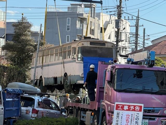 かつて日本の多くの都市で活躍したトロリーバス。川崎のトロリーバスは1967年4月に廃止。その車両が1台、高津区の二子塚公園に保存されていたが、このほど別な場所での保存に向け搬出された。書籍『かながわ鉄道廃線紀行』から、その軌跡をたどってみよう。