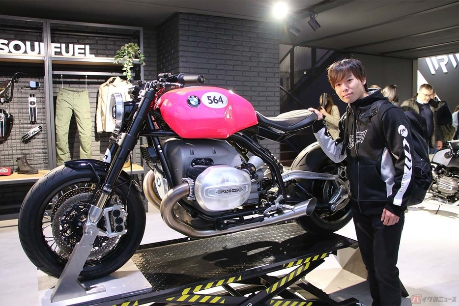 EICMAのBMW Motorradブースで一際異彩を放っていたBMW「R20 Concept」と石塚健選手