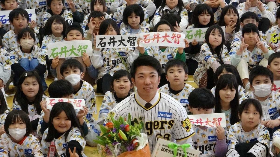 秋田市立旭川小学校を訪問した阪神・石井（球団提供）