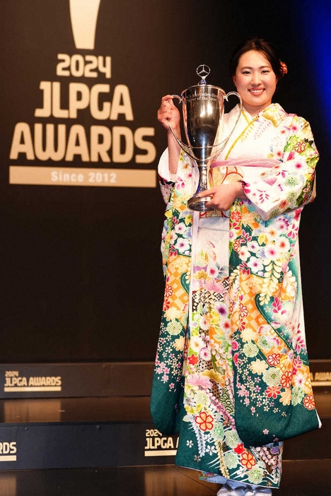 ＜JLPGAアワード2024＞年間最優秀選手賞を受賞し笑顔を見せる竹田麗央（撮影・西尾　大助）